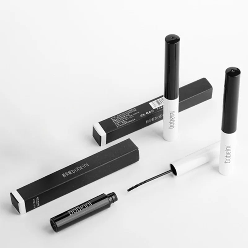 Long, curled eyelashes in black, thick and voluminous, smooth and natural without clumping